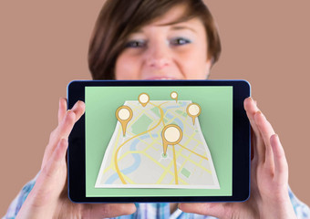 女孩持有平板电脑地图城市标记位置指针