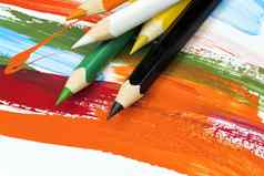 多彩色的铅笔有趣的画纸