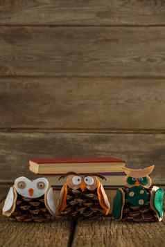 猫头鹰装饰松锥书堆栈木表格