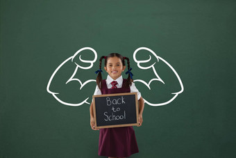 快乐学生女孩的拳头图形持有黑板上绿色黑板上