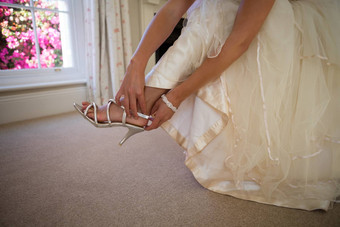 低部分新娘绢花双心或衣服穿凉鞋
