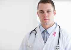 医生男人。乳房癌症意识丝带