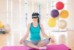 女人执行瑜伽虚拟现实耳机