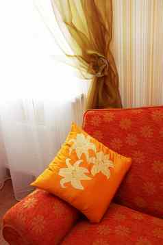 橙色枕头