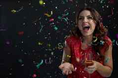 女人庆祝一年下降五彩纸屑飘带香槟