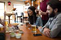 朋友玩国际象棋玻璃啤酒酒吧