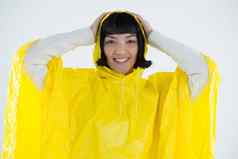 女人穿黄色的雨衣白色背景