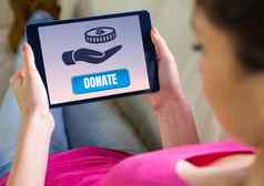 女人持有平板电脑捐赠按钮手给钱图标慈善机构