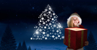 女人圣诞老人持有神奇的礼物雪花圣诞节树模式形状发光的冬天晚上