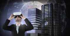 商人穿虚拟现实耳机高建筑世界全球精力充沛的场