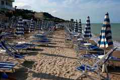海滩椅子色彩斑斓的伞海滩