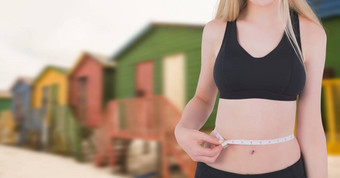 女人测量重量测量磁带腰夏天海滩小屋