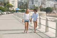 高加索人夫妇走散步海边阳光明媚的一天