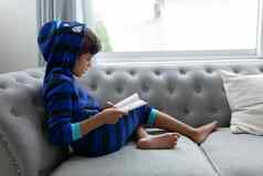 男孩阅读书沙发生活房间