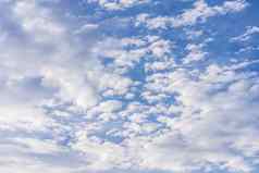 大蓝色的天空大人物内衣裤白色云