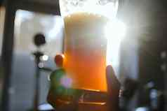 玻璃啤酒手旋转啤酒玻璃