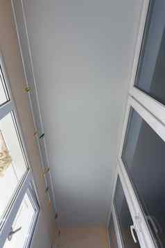 视图白色不光滑的拉伸天花板凉廊公寓