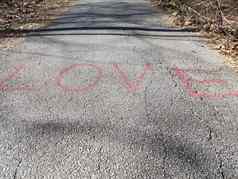 红色的爱标志沥青小道路径