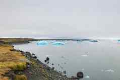 尤库尔萨隆冰川环礁湖深蓝色的冰山漂流海岸行