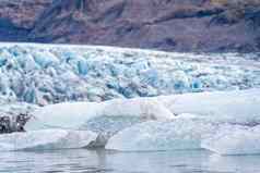 瓦特纳霍库尔冰川冰岛冰浮冰冰川湖前面蓝色的灰彩色的冰川