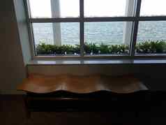 波浪木板凳上窗口海水