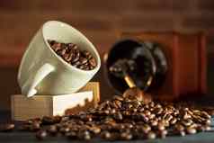 咖啡豆白色杯咖啡磨床木表格