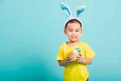 孩子男孩微笑穿兔子耳朵黄色的t恤