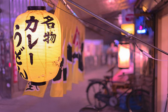 晚上视图传统的复古的黄色的大米纸灯笼