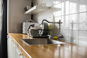 厨房水槽水龙头不锈钢厨房水槽利用水室内现代厨房房间阁楼公寓内置的电器