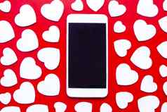 聪明的电话包围白色心红色的背景情人节一天