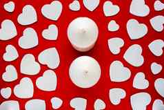 夫妇蜡烛红色的背景包围白色心