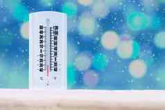 室内户外温度计显示低温度华氏温度摄氏度散焦背景下降雪背景