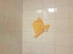 橙色布破布卡住了浴室瓷砖