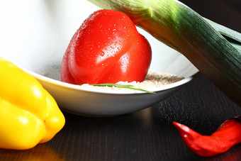 健康的新鲜的有机食物水滴大米红色的黄色的胡椒