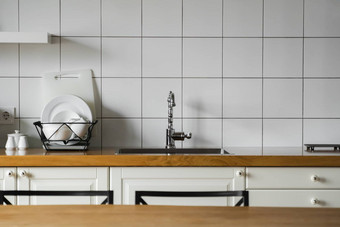 厨房水槽水龙头不锈钢厨房水槽利用水室内现代厨房房间阁楼公寓内置的电器