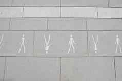 灰色瓷砖砖行人象征人行横道