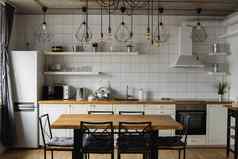 现代明亮的清洁厨房室内不锈钢钢电器奢侈品房子厨房奢侈品大厦现代体系结构当代室内时尚的厨房室内表格