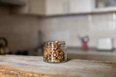 胡桃木Jar站白色古董表格厨房背景核桃健康的素食者蛋白质有营养的食物胡桃木乡村木