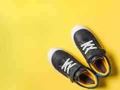 灰色的黄色的运动鞋黄色的背景