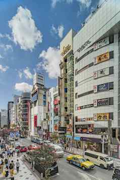购物街领先的涩谷穿越十字路口