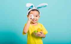 孩子男孩穿兔子耳朵黄色的t恤站空心