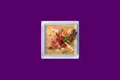 亚洲泰国食物白色盘子紫色的背景复制