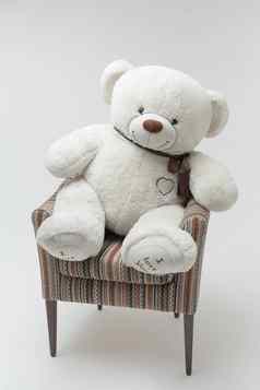 白色泰迪熊椅子孤立的白色背景
