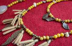 传统的非洲项链使珠子皮革金属