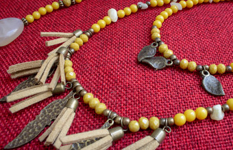 传统的非洲项链使珠子皮革金属