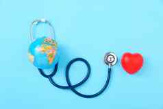 世界健康一天概念听诊器全球红色的心