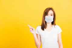 女人穿脸面具保护过滤器灰尘防污染
