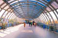 未来主义的达克希斯瓦尔拉尼拉什莫尼人行天桥升高通路使玻璃钢组成自动扶梯电梯楼梯构造容易旅程游客信徒历史达克希斯瓦尔次寺庙加尔各答印度3月