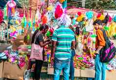 人城市街市场摊位购买粉干颜色皮奇卡里胡里节节日场合胡里节著名的节日颜色庆祝印度大陆加尔各答印度3月