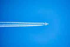 长小道飞机飞机蓝色的天空